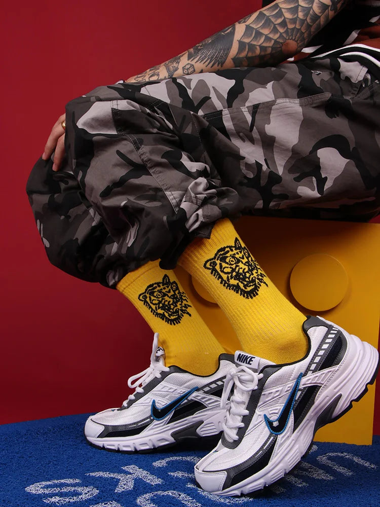 Pares dobles pintados a mano figura de palo Hiphop Street Skateboard dos calcetines para hombre