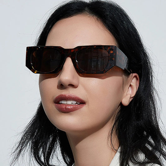 Kwadratowe okulary przeciwsłoneczne z grubymi oprawkami