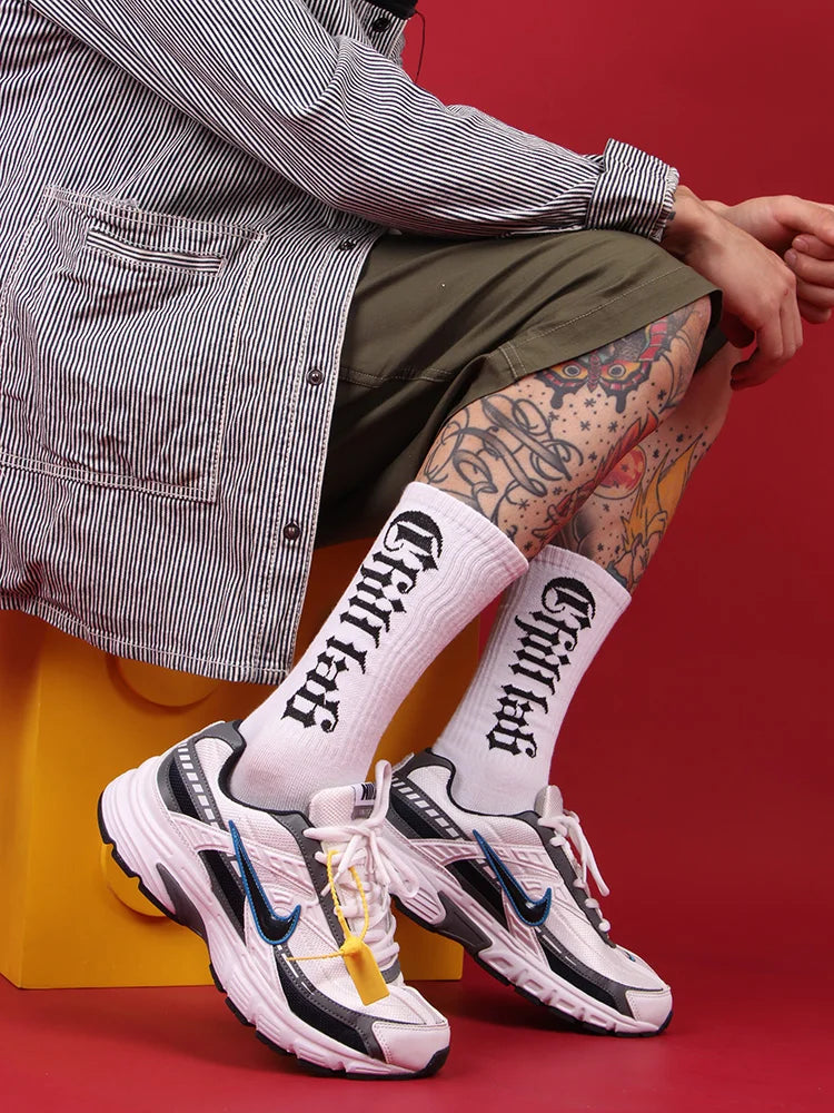 Pares dobles de calcetines para monopatín Hiphop con letras góticas 