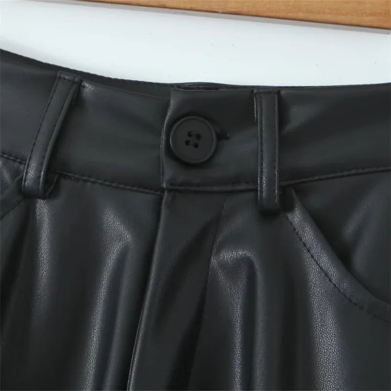 Pantalón corto vintage de piel sintética con cremallera 