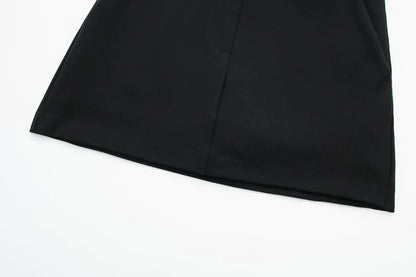 falda de mujer con cinturón negro en contraste 