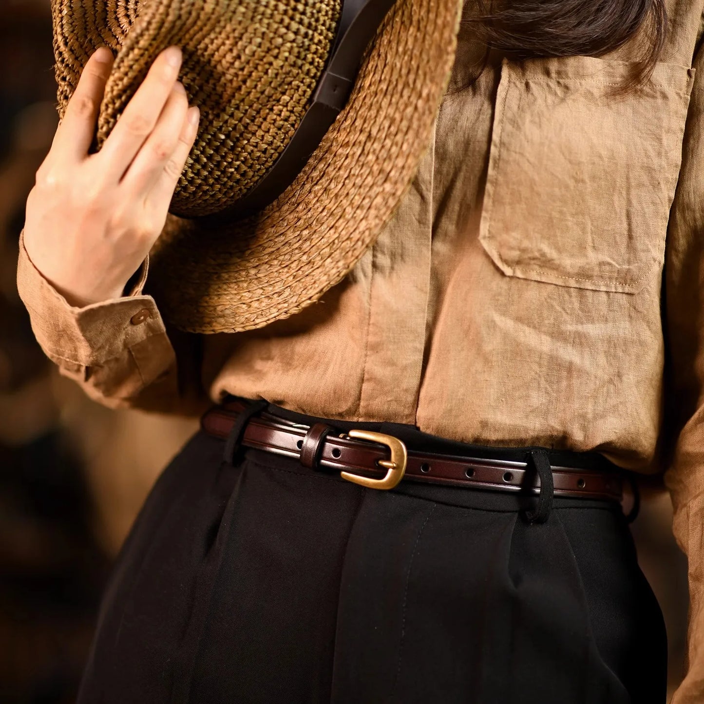 Cinturón fino de cuero hecho a mano para mujer